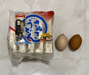 カトキチの冷凍うどん1玉と、生卵2つ